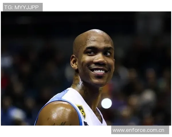 古德温称赞布克为天生竞争者强调其在球队中的领导力与严格要求